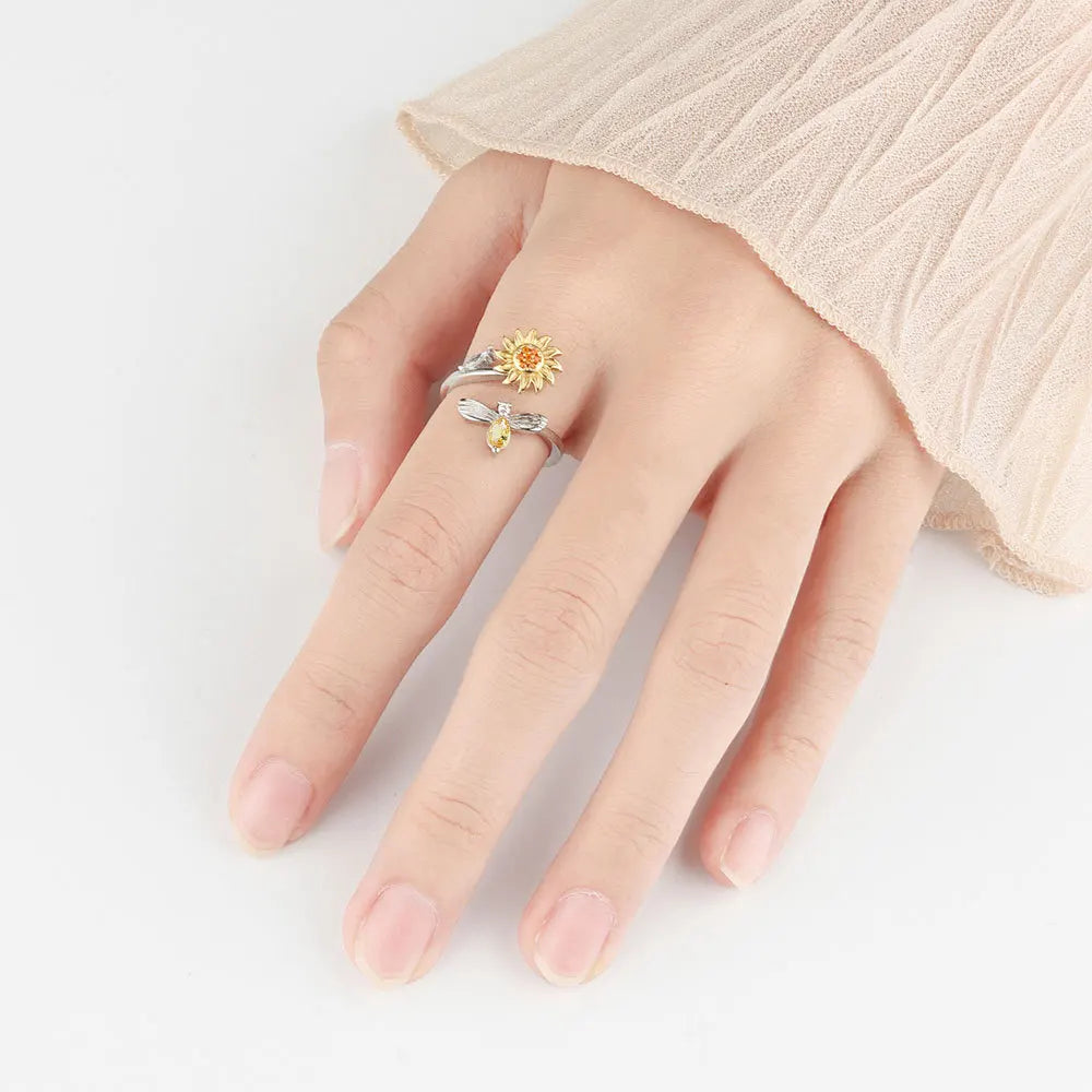 Rotating bee and flower ring