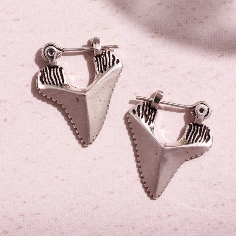 Boucles d'Oreilles Pendantes Incrustées Dent de Requin