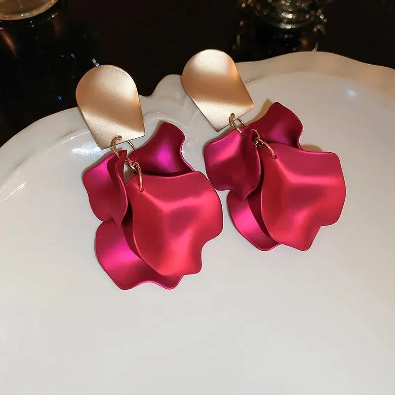 Kabantys auskarai su violetiniais gėlių žiedlapiais