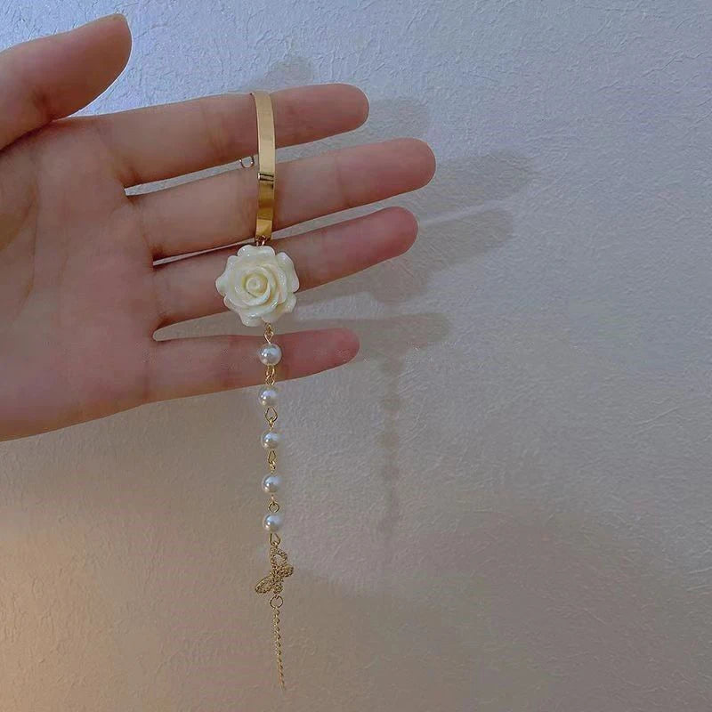 Beyaz Gül Çiçeği ve Boncuklu Bileklik