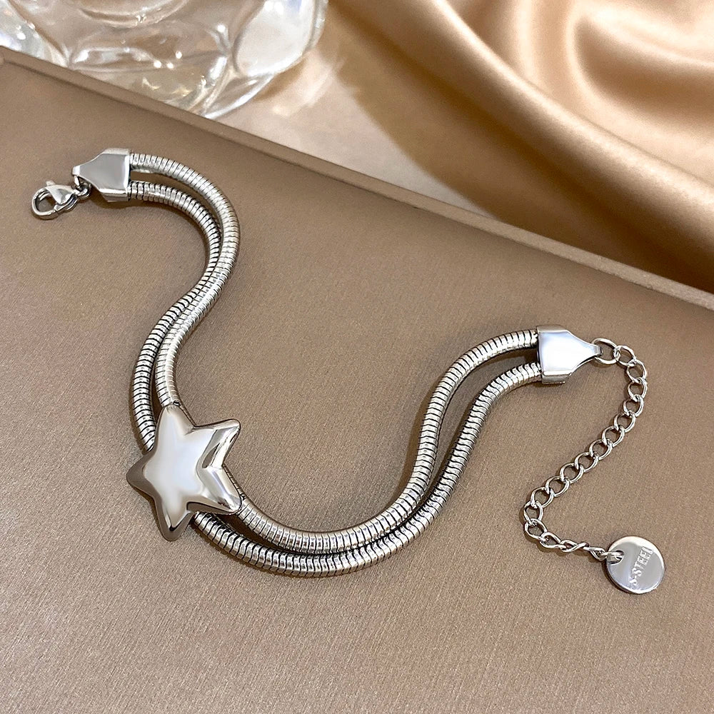 Dubultas rindas aproce ar izliektu sudraba zvaigzni