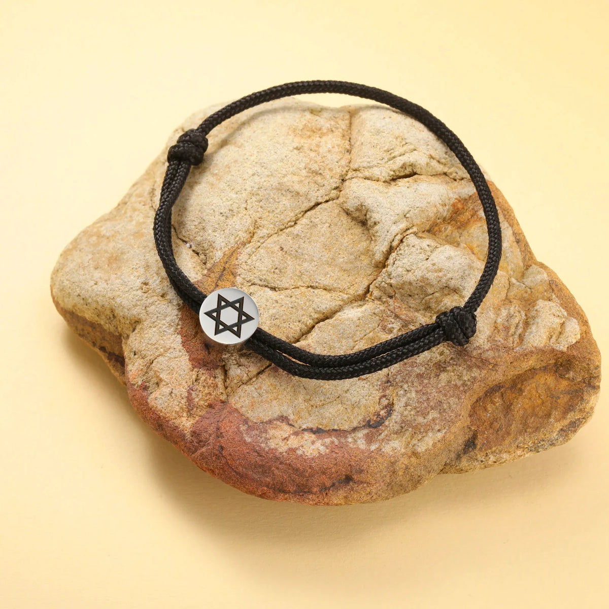 Paelaga käevõru musta ja hõbedase juudi <span data-glossary-id="star_of_david">Taaveti tähe</span> sümboliga