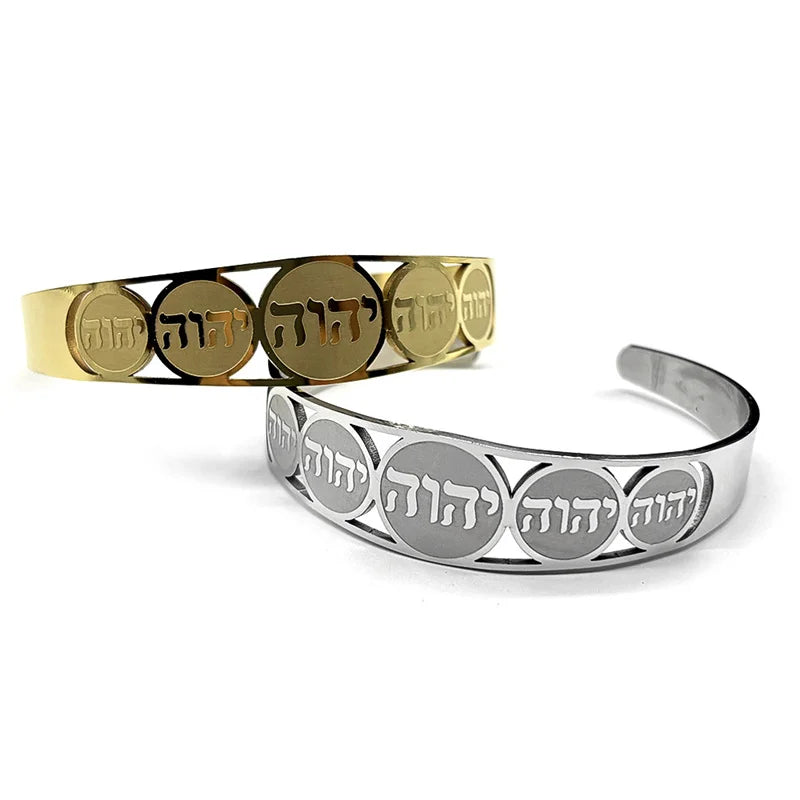 Avatud käevõru kuldses <span data-glossary-id="hebrew-letters">juudi heebrea tähtedega</span>