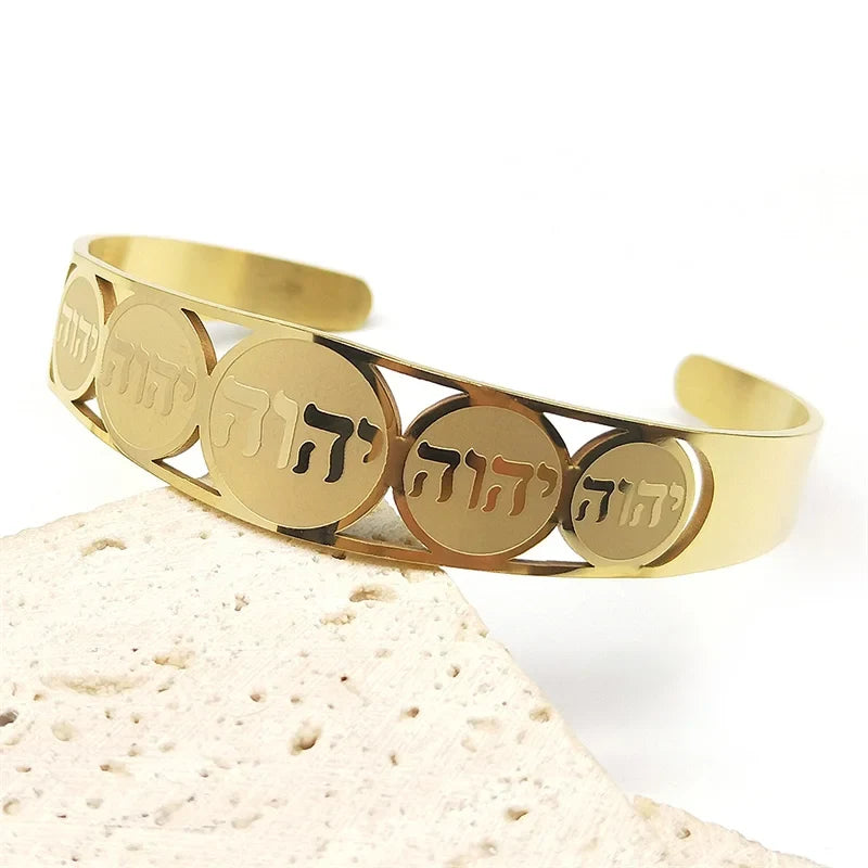 Avatud käevõru kuldses <span data-glossary-id="hebrew-letters">juudi heebrea tähtedega</span>