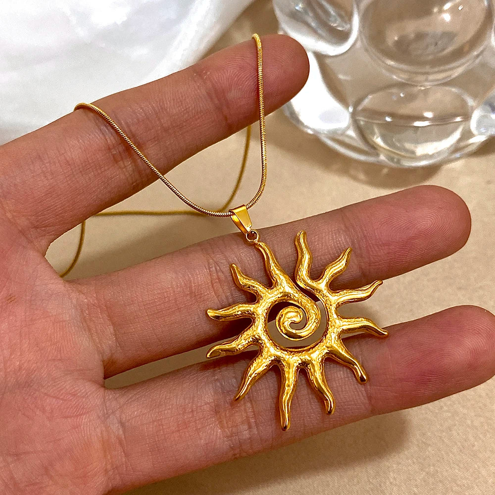 Collier avec Grand Pendentif Soleil