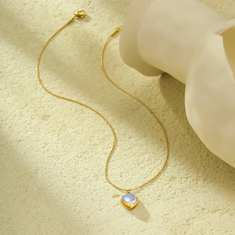 Collier avec Joli Pendentif Coeur Pierre de Lune