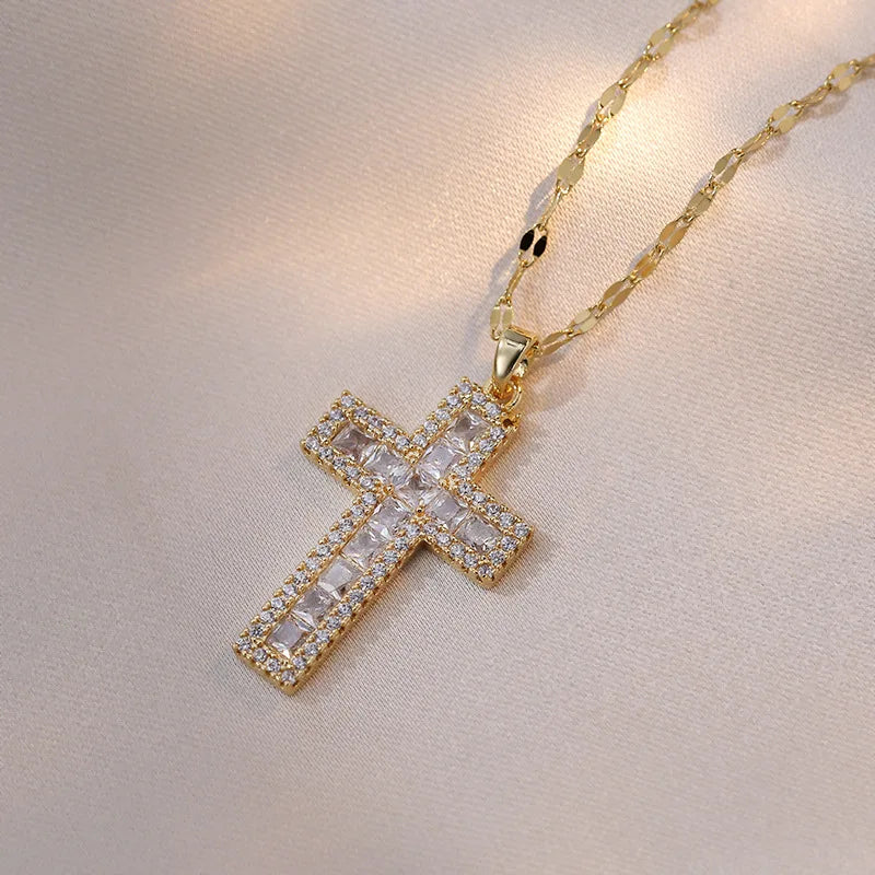 Collier avec Pendentif Croix Chrétienne en Zircon A