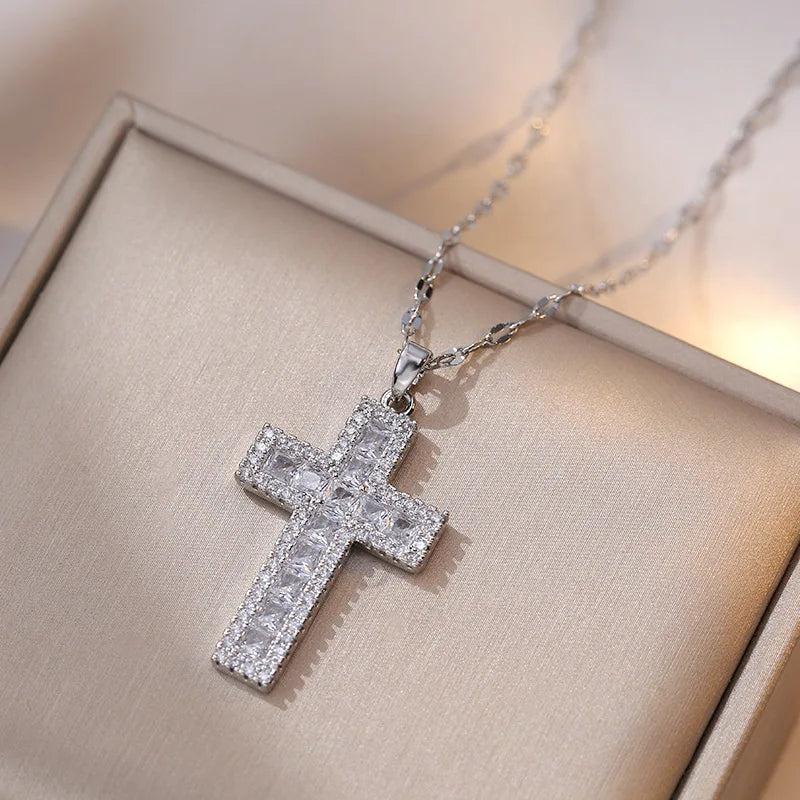 Collier avec Pendentif Croix Chrétienne en Zircon B