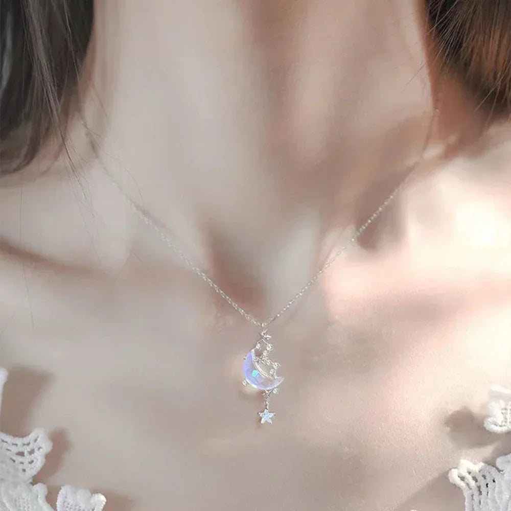 Collier avec Pendentif en Pierre de Lune et Etoiles 1