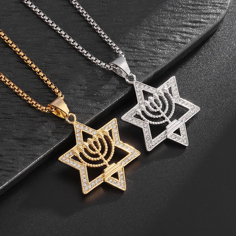 Ogrlica s privjeskom <span data-glossary-id="star_of_david">Davidova zvijezda</span> i simbolom židovskog identiteta <span data-glossary-id="menorah">Menora</span> zlato