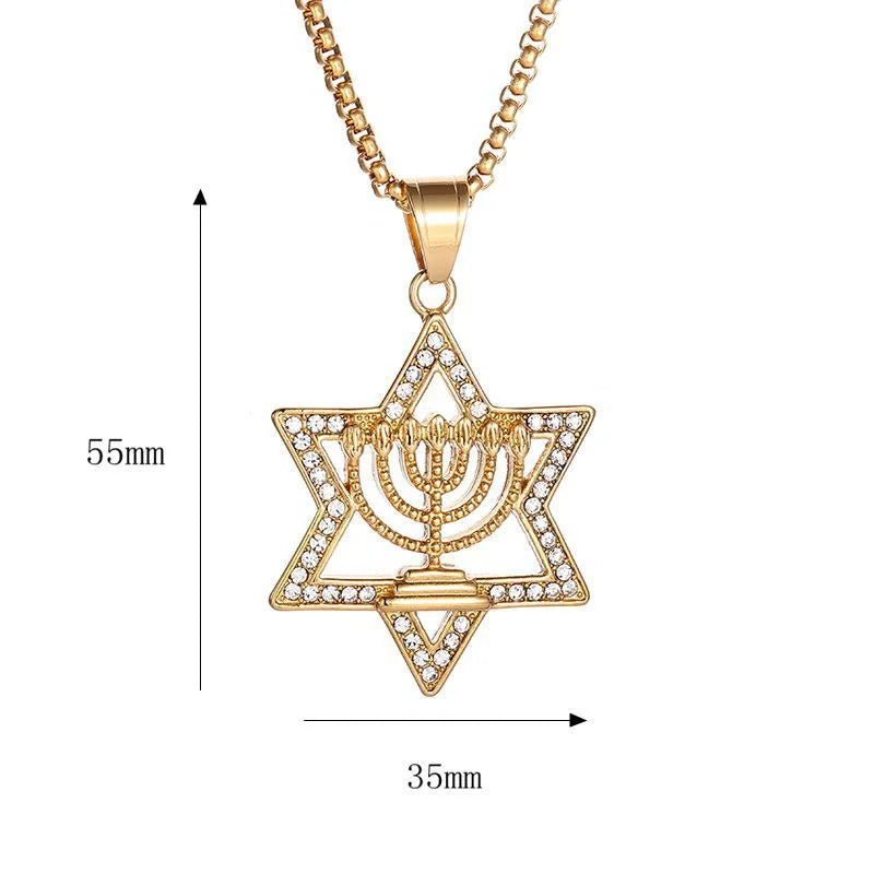 Ogrlica s privjeskom <span data-glossary-id="star_of_david">Davidova zvijezda</span> i simbolom židovskog identiteta <span data-glossary-id="menorah">Menora</span>