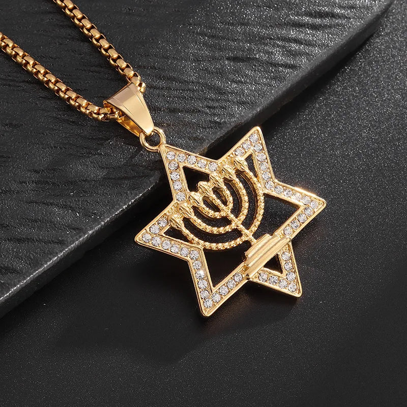 Ogrlica s privjeskom <span data-glossary-id="star_of_david">Davidova zvijezda</span> i simbolom židovskog identiteta <span data-glossary-id="menorah">Menora</span> zlato
