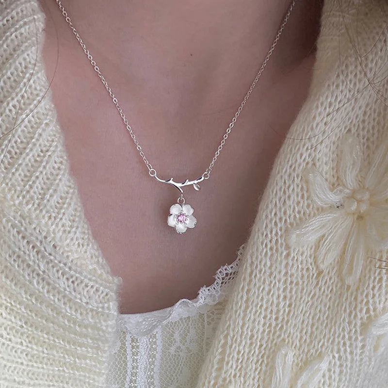 Sakura Çiçeği Pendentifli Kolye