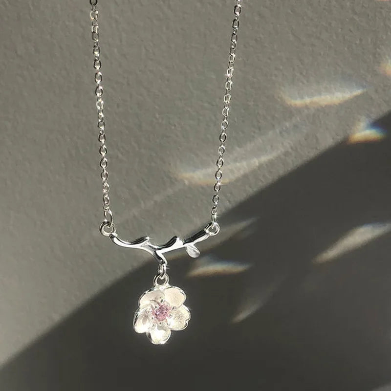 Sakura Çiçeği Pendentifli Kolye
