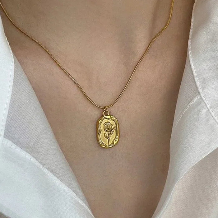 Necklace with rose flower pendant gold