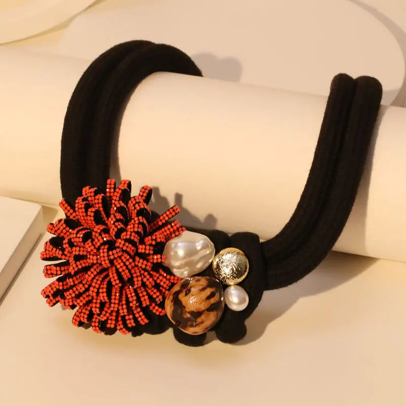 Collier Ras de Cou avec Pendentif Fleur Rouge et Perles