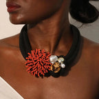 Collier Ras de Cou avec Pendentif Fleur Rouge et Perles
