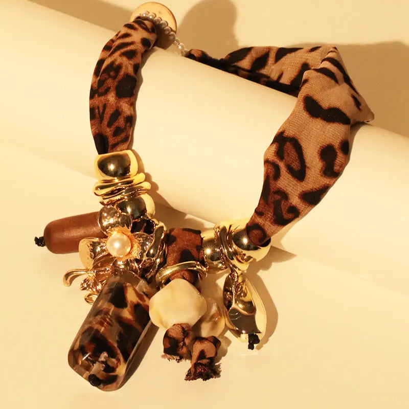 Collier Ras de Cou avec Pendentif Léopard