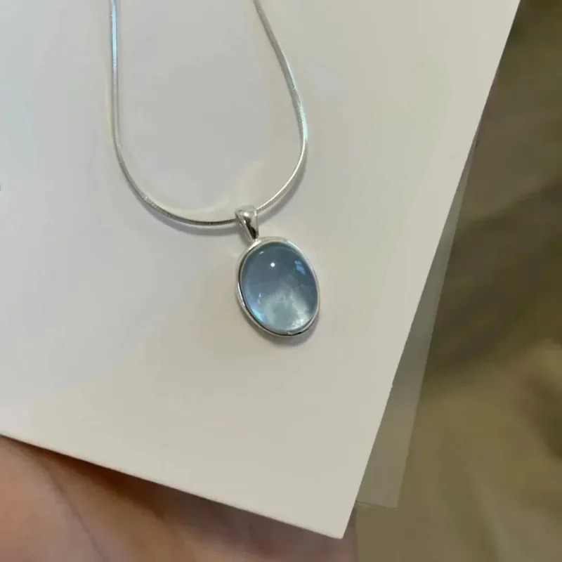 Collier avec Pendentif Ovale Pierre de Lune bleu