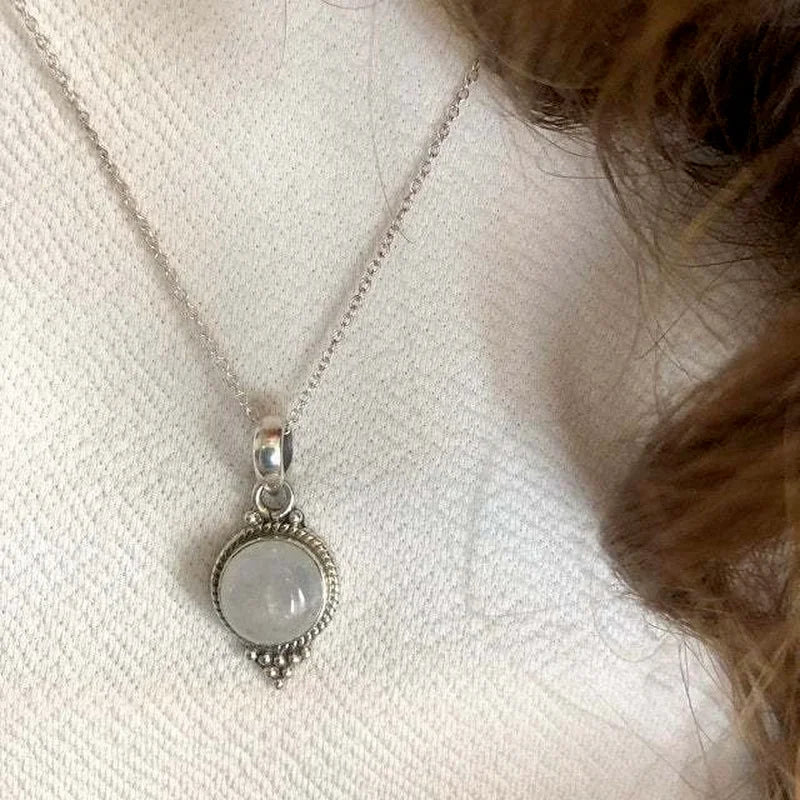 Collier avec Pendentif Pierre de Lune Style Vintage