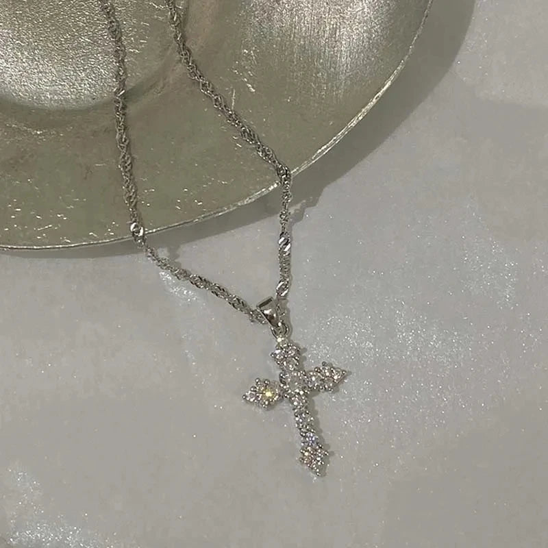 Kaklarota ar krusta formas piekariņu, kas rotāts ar strass akmeņiem