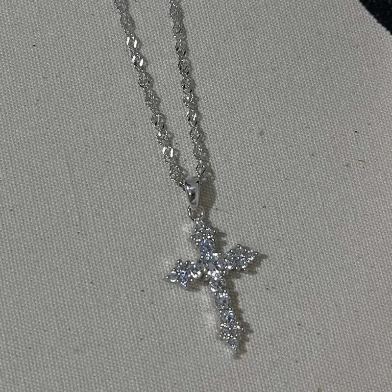 Kaklarota ar krusta formas piekariņu, kas rotāts ar strass akmeņiem
