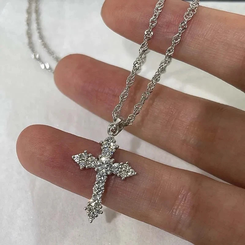 Kaklarota ar krusta formas piekariņu, kas rotāts ar strass akmeņiem