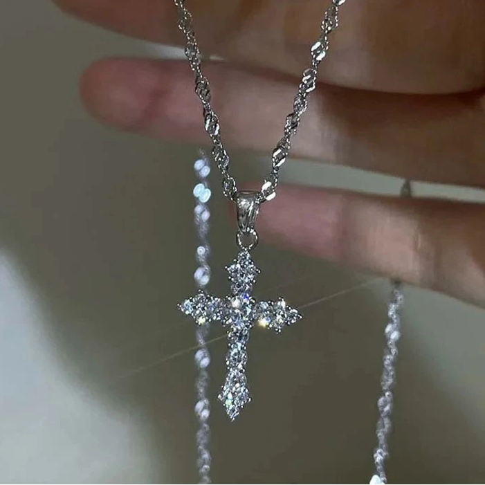Kaklarota ar krusta formas piekariņu, kas rotāts ar strass akmeņiem