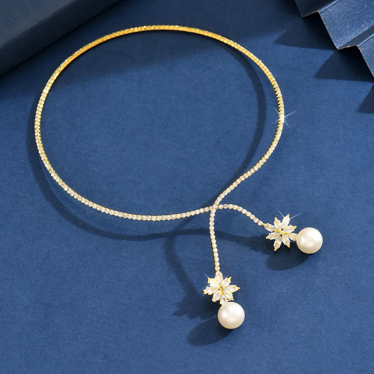 Elegantne särav pärlitega kaelakee 