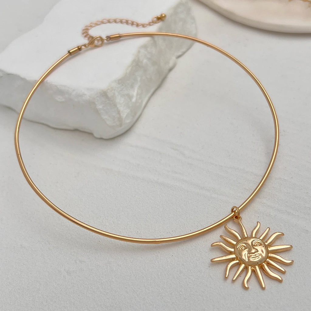 Altın Güneş Kolye Ucu ile Choker Kolye