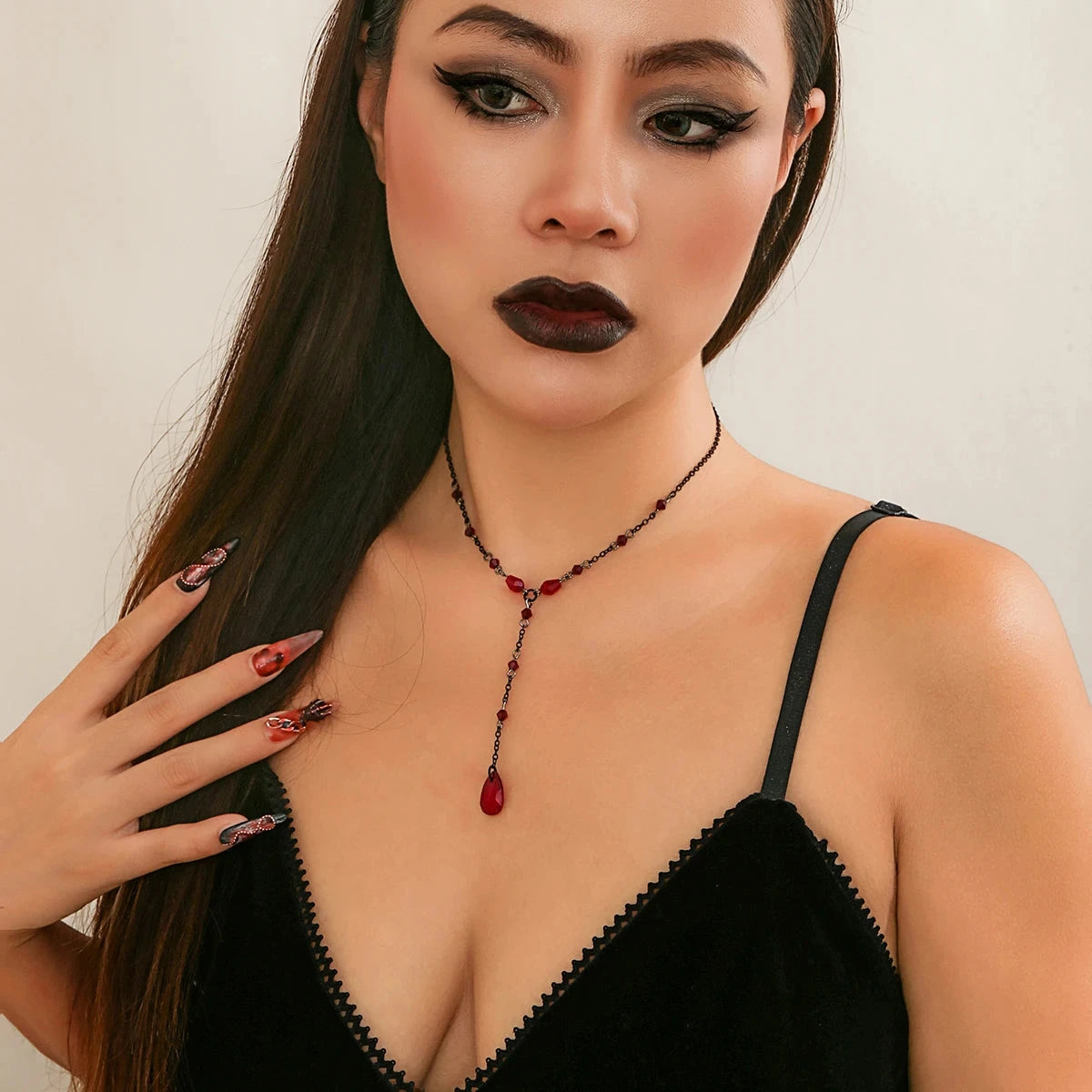 Gotik Stil Siyah ve Kırmızı Su Damlası Kolye Ucu Choker Kolye
