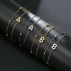 Kahe initsiaaliga kuldne ja hõbedane käevõru