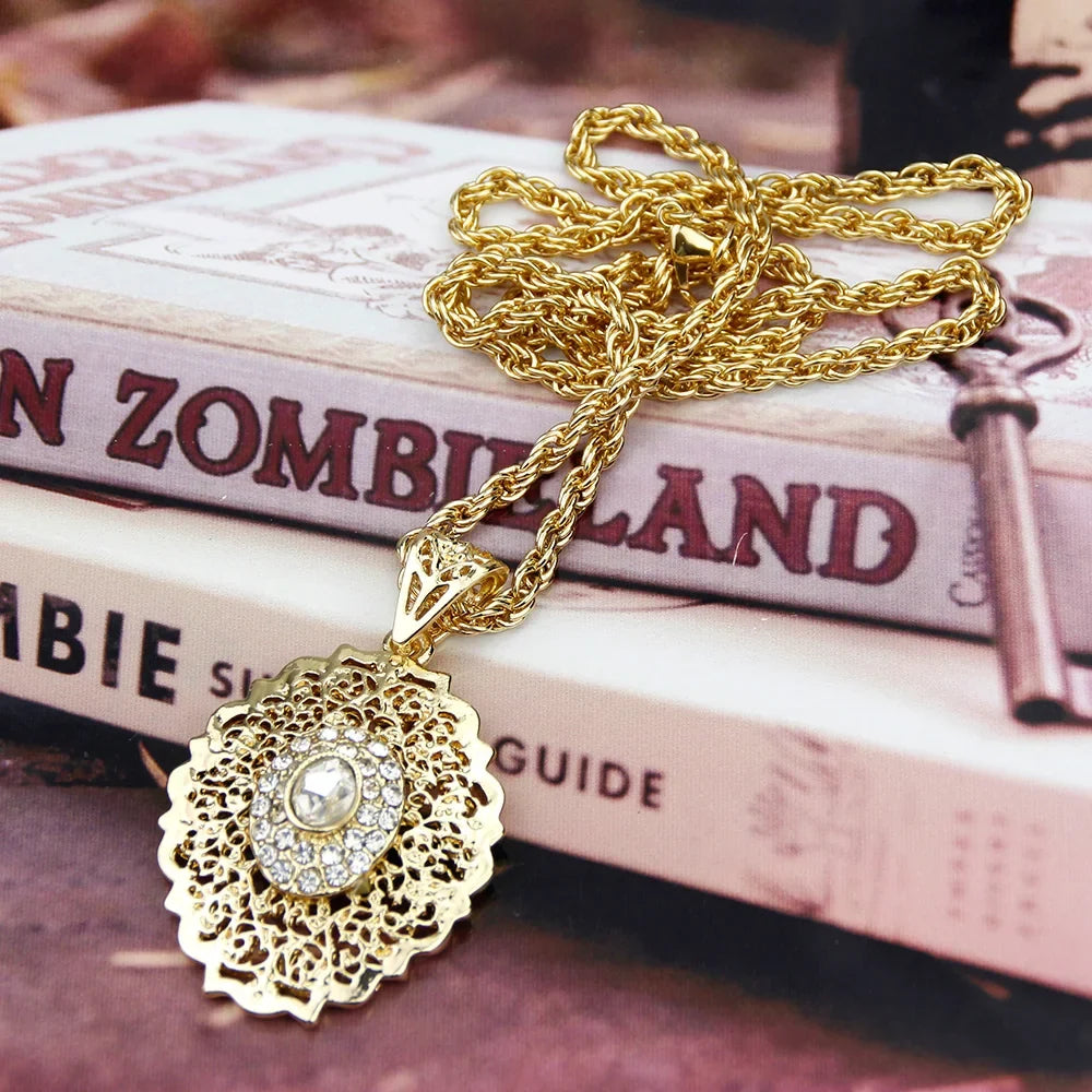 Дълго колие с традиционен арабски златист медальон в бял цвят