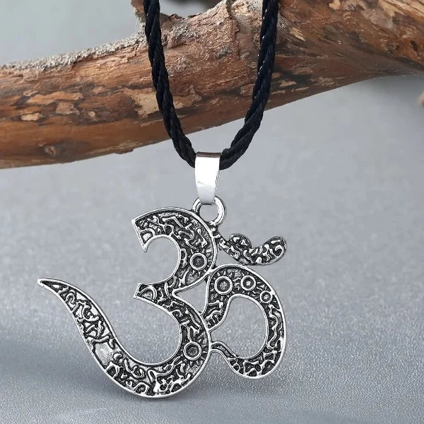 Om simbols Budisma kulons sudraba krāsā